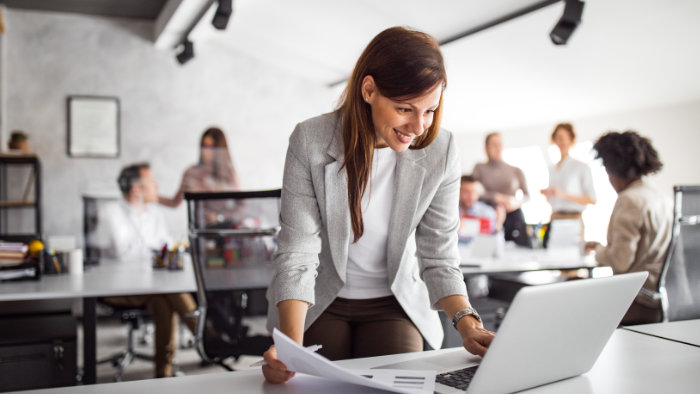 Kobieta robi brief aplikacji e-commerce z AI