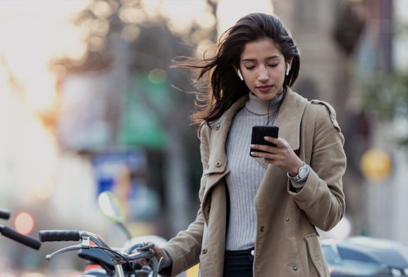 Kobieta szukająca firmy na Google Maps