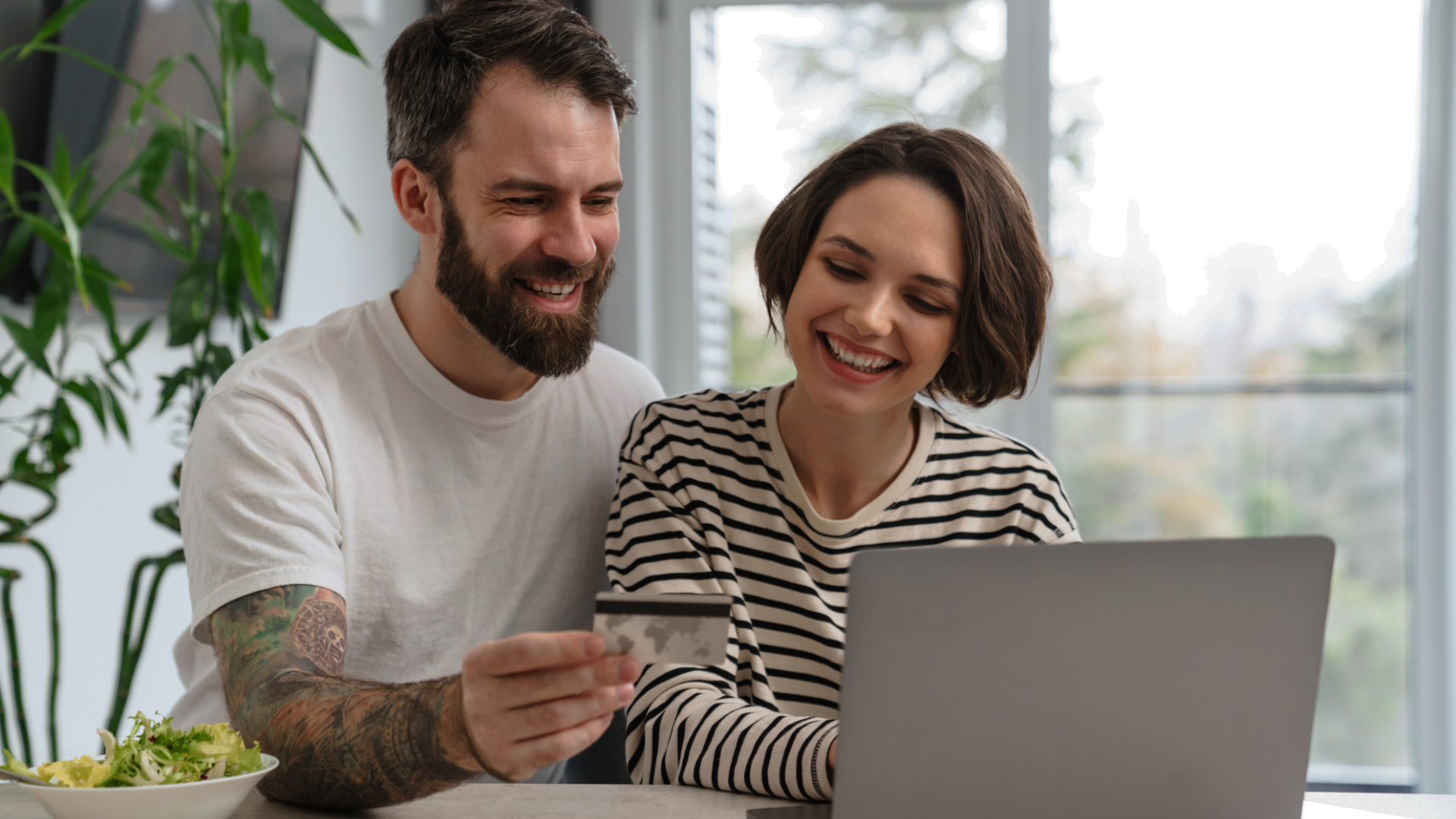 Para robiąca zakupy online w czasie Black Friday