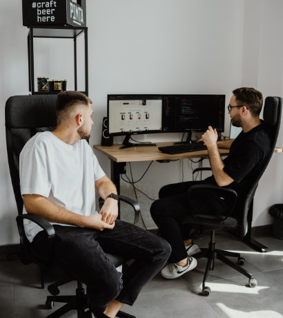 Zespół Sopchy pracującym nad aplikacją webową e-commerce